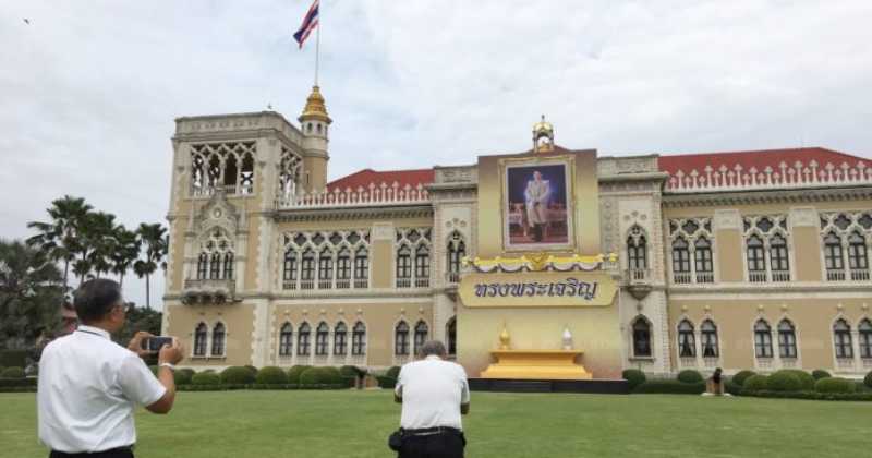 อัญเชิญพระบรมฉายาลักษณ์สมเด็จพระเจ้าอยู่หัว ประดิษฐานด้านหน้าตึกไทยคู่ฟ้า